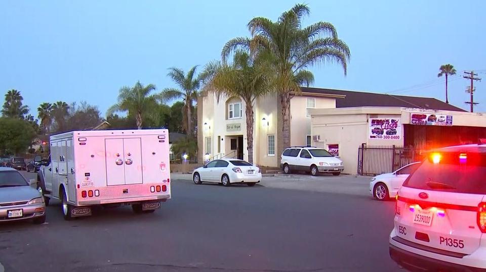 حريق بمسجد في كاليفورنيا ورسم يمجد