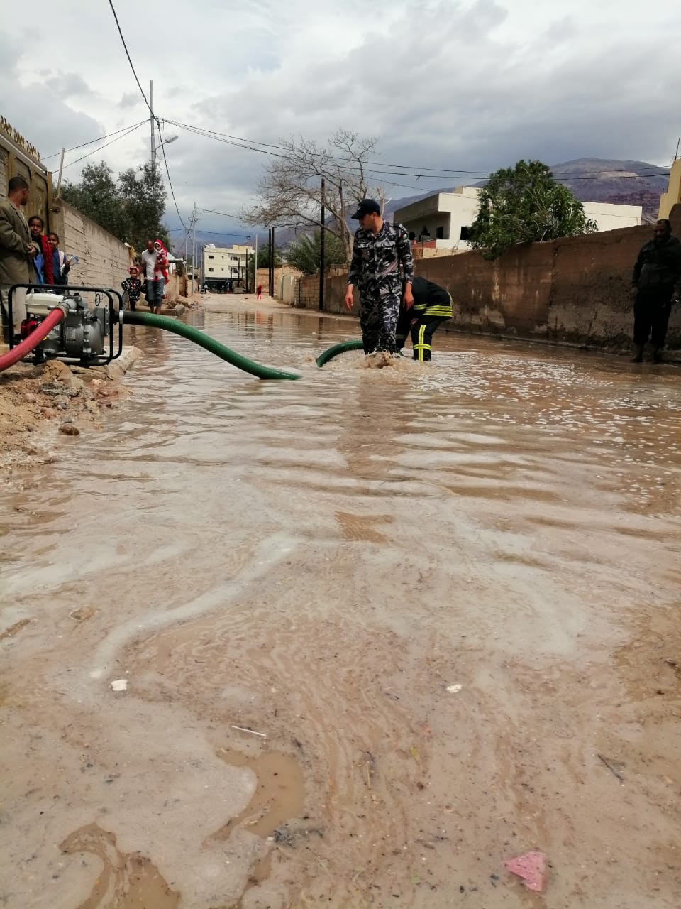 كوادر الدفاع المدني تواصل تقديم خدماتها