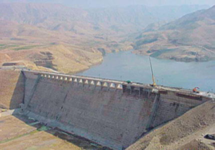 فيضان المياه من سد الموجب بعد