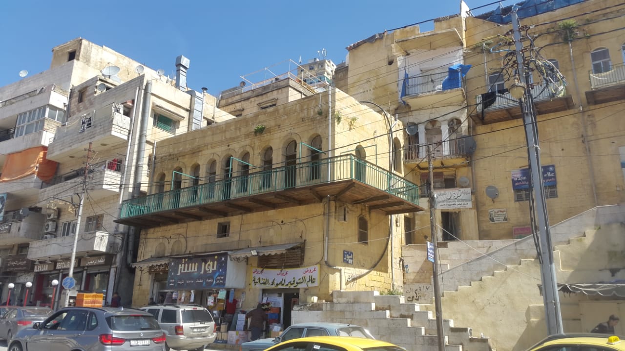 بلدية السلط تعيد تأهيل وتجميل محيط