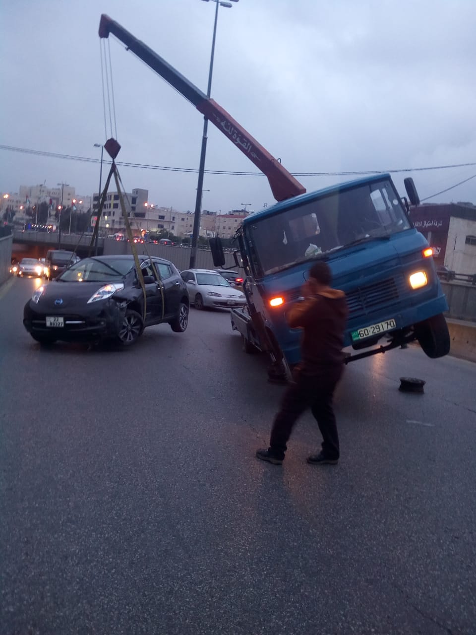 «تدهور ونش» يغلق طريق المدينة الرياضية