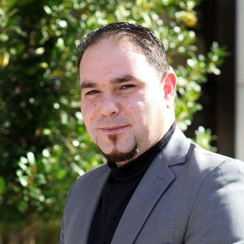 الزميل الشبول ينحني لـ «دبلة الخطوبة»