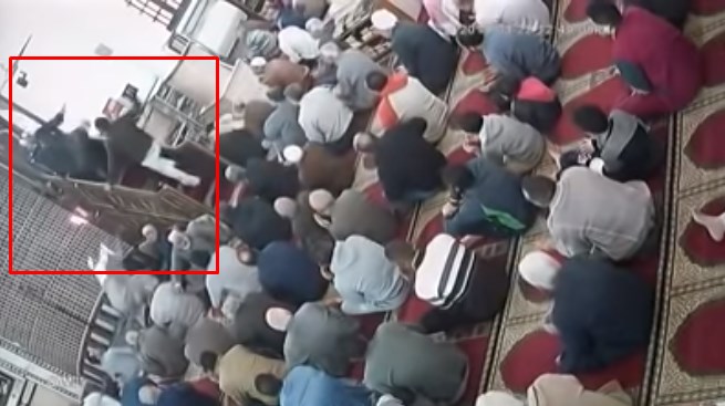 مصر.. شخص حاول الاعتداء على الامام