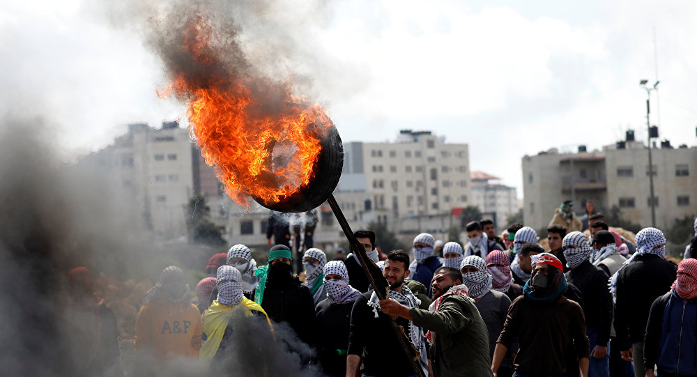 إصابة 8 فلسطينيين بينهم صحفي برصاص