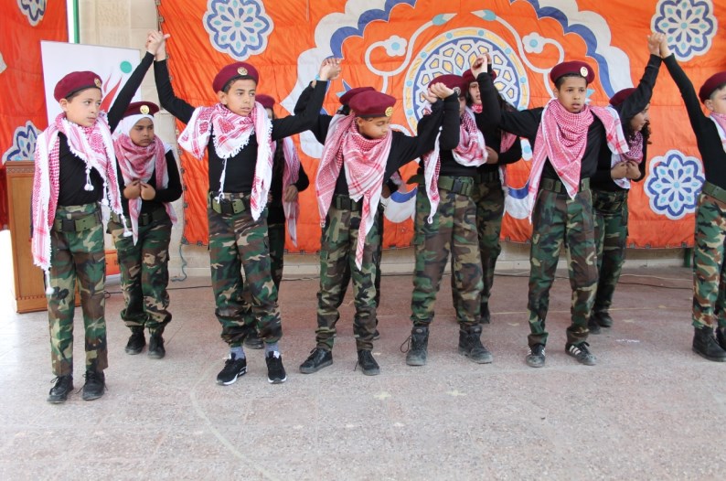 مدرسة العقول النيرة تحتفل بعيد الام