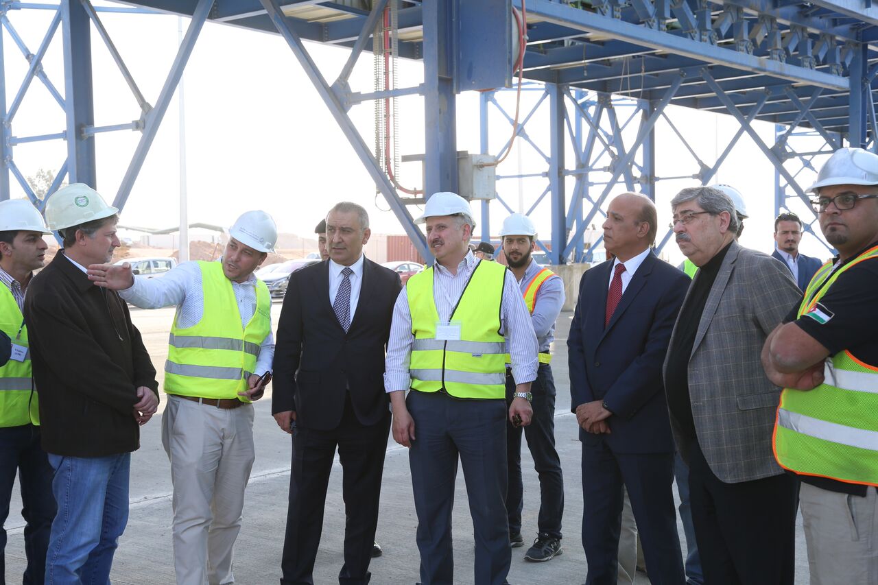 تفريغ اول باخرة قمح في ميناء