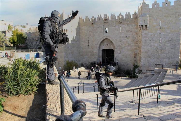 الاحتلال الاسرائيلي يغلق باب العامود بالقدس