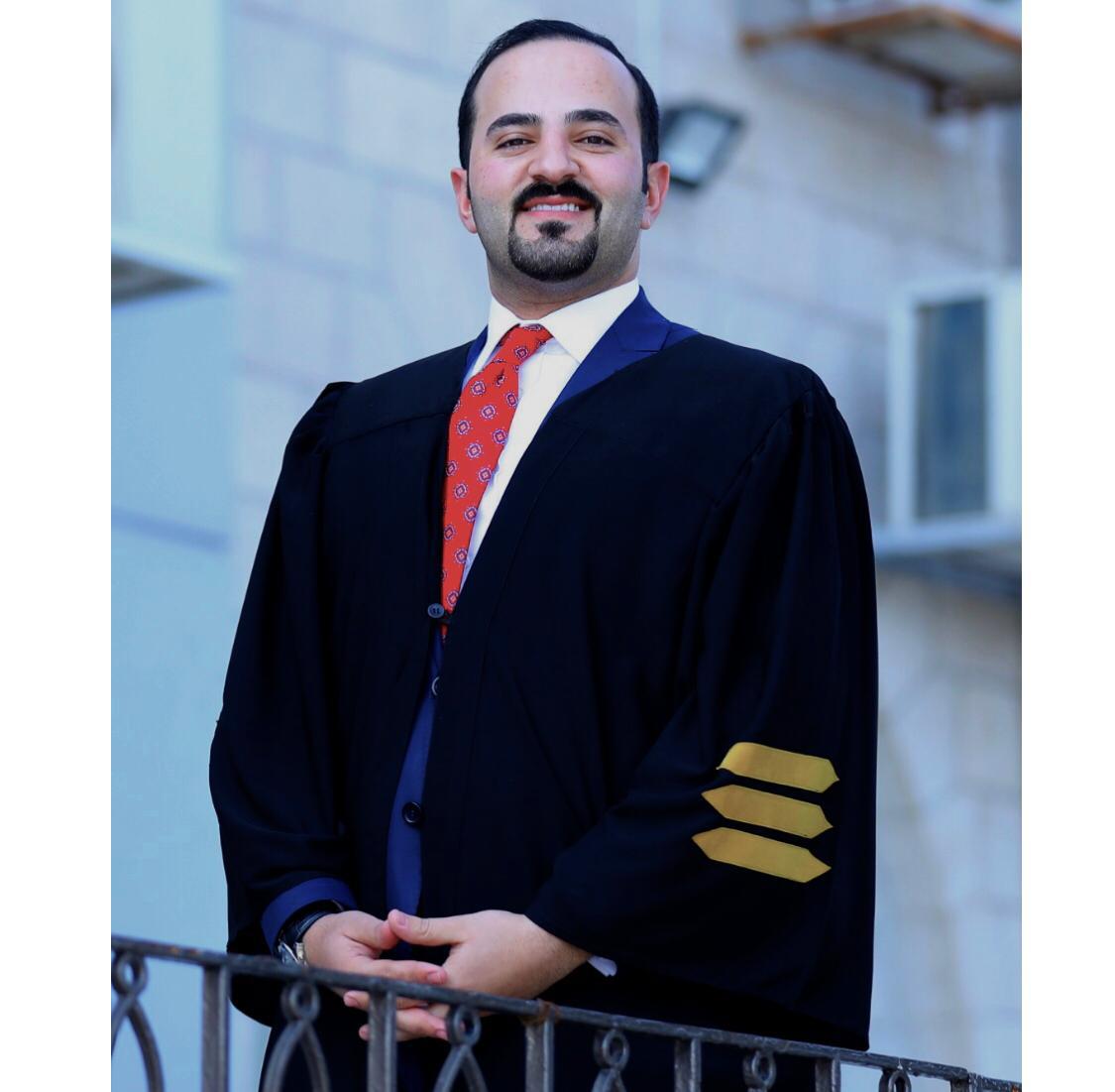 «القطرانة» تهنئ أول محام فيها بمناسبة