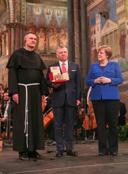 الملك: أتسلم جائزة مصباح السلام باسم