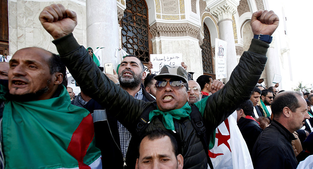 آلاف الجزائريين يحتشدون في وسط العاصمة