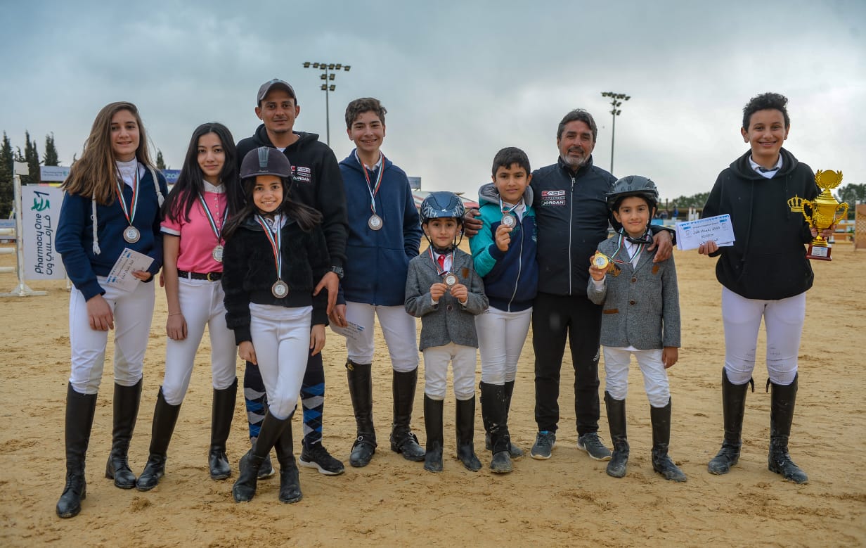 تتويج الفائزين ببطولة عيد الأم للقفز