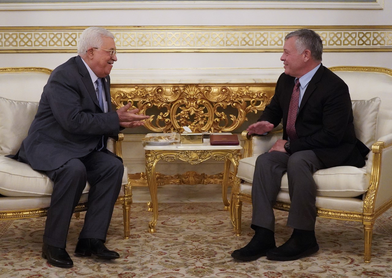 الملك يلتقي عباس في تونس