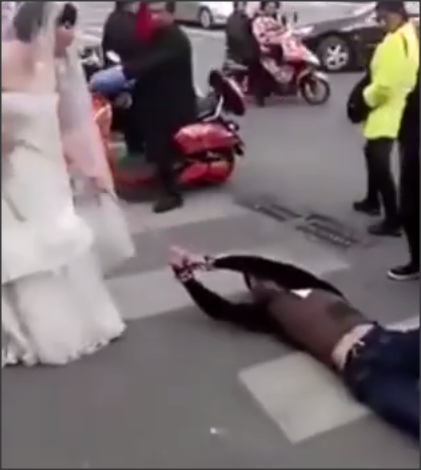 بالفيديو.. عروس تسحب عريسها للزواج مكبلا