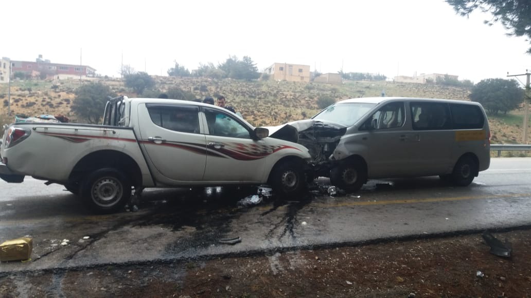 5 اصابات بتصادم مركبتين في الشوبك
