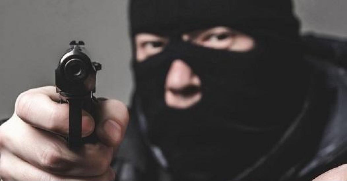 سلب مبلغ 54 الف دينار تحت