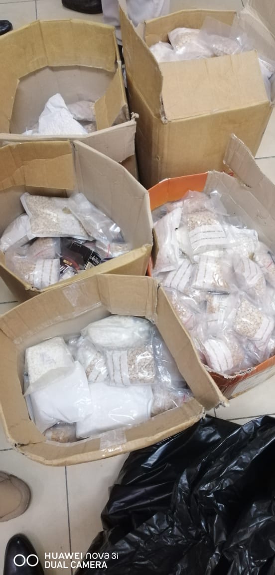 الجمارك تحبط تهريب مخدرات وسجائر في