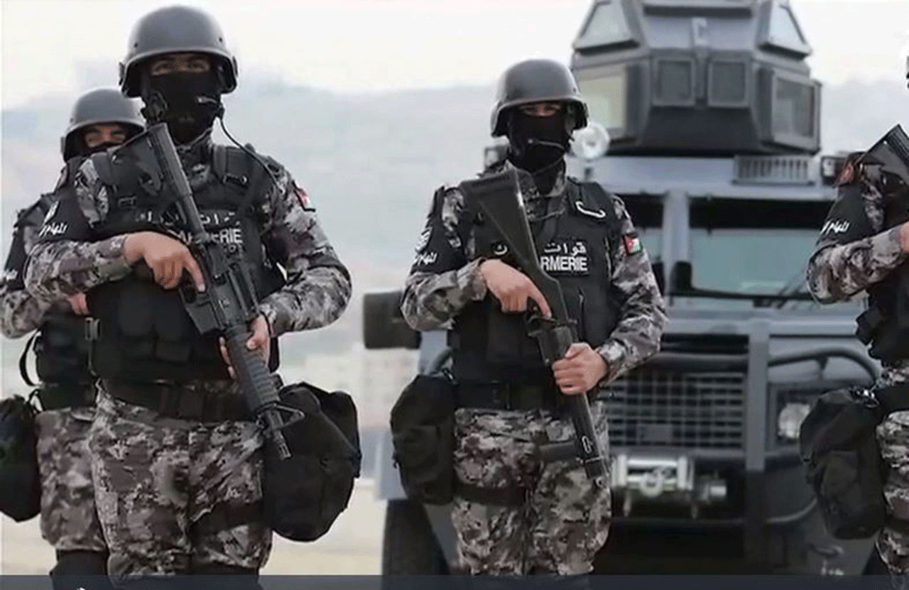 القبض على 8 مروجي للمخدرات بـ