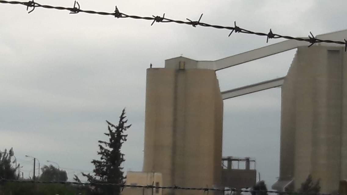 مواطن يهدد بالانتحار من أعلى صوامع