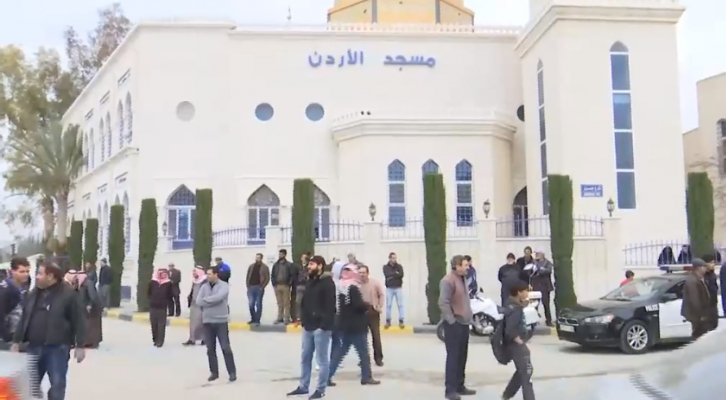 الأردنيون يودعون جثمان الطفلة نيبال إلى