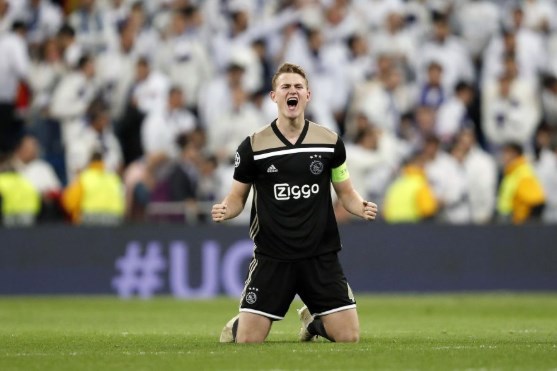 دي ليخت حائر بين «برشلونة،سيتي،باريس،اليوفي»