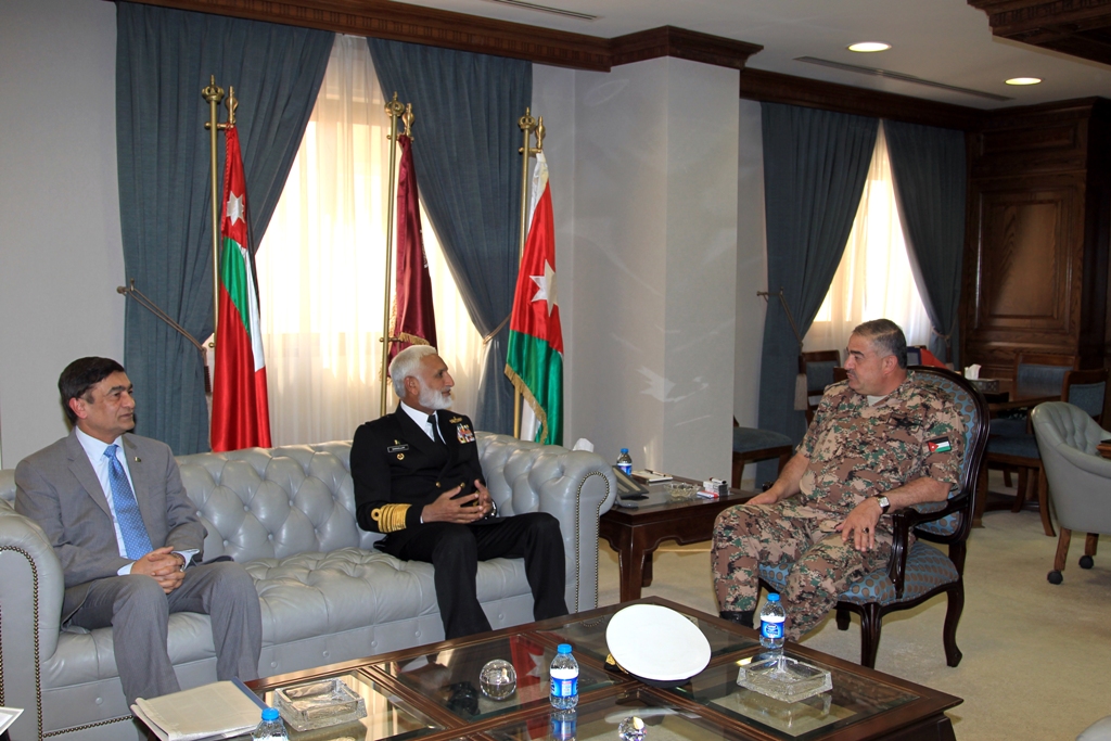 فريحات يستقبل رئيس أركان القوة البحرية