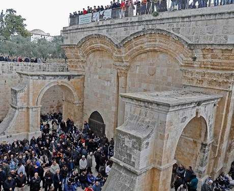 اعتقال مقدسيين لفتحهما مصلى الرحمة (فيديو)