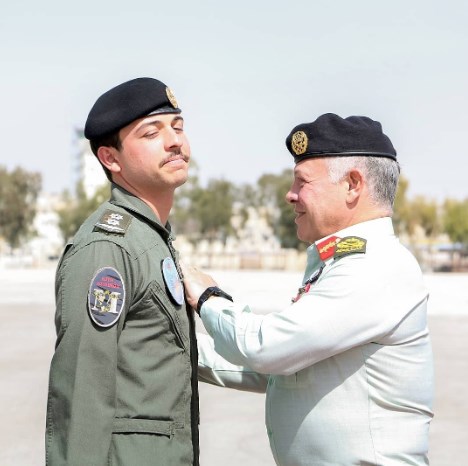 الملك يقلد ولي العهد «جناح الطيران»