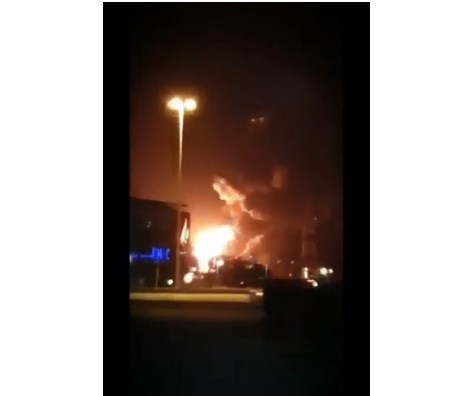 لحظة اندلاع حريق في مصفاة نفط
