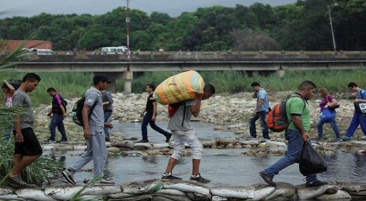 كولومبيا تحذر مادورو من آثار نزوح