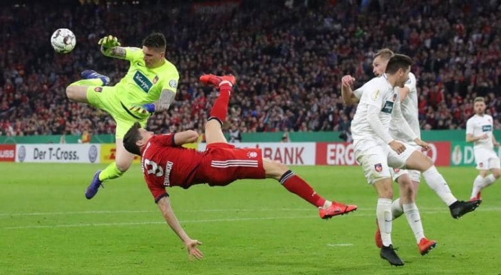 ليفاندوفسكي يقود بايرن ميونخ إلى نصف