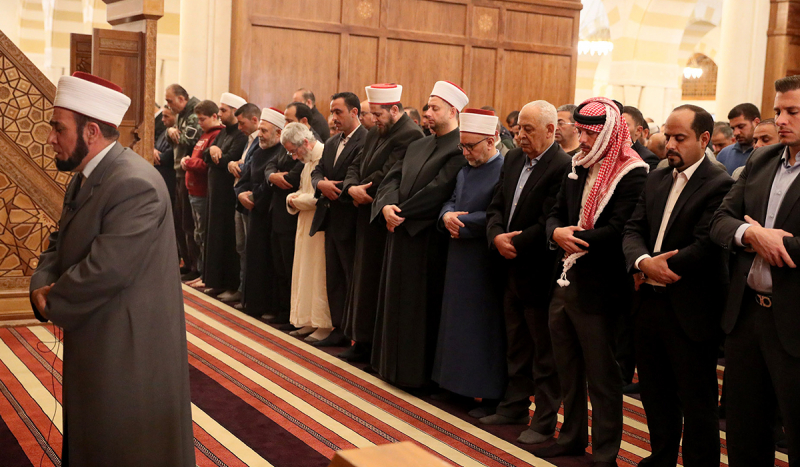 ولي العهد يؤدي صلاة الجمعة في