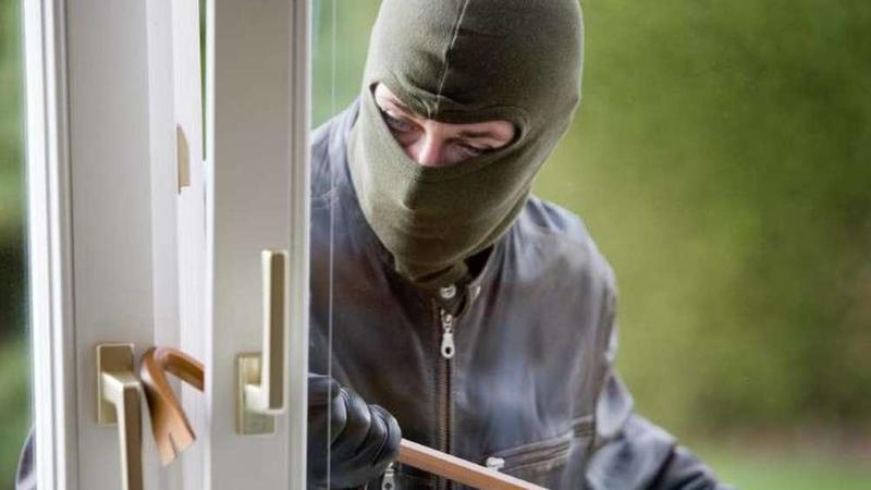 القبض على «عصابة» سرقت 25 منزلا