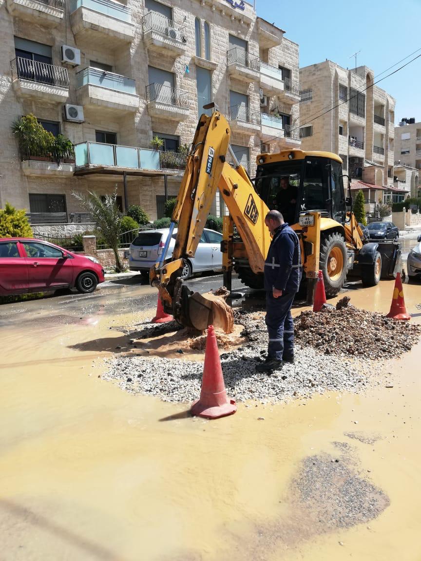 المياه تعالج كسر خط رئيسي بالجاردنز