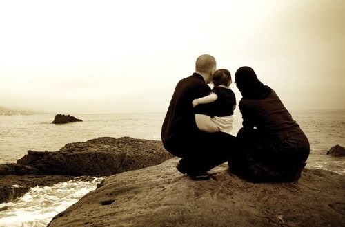 أوروبا تسمح لقاصراتها وتحارب شاباتنا.. «زواج