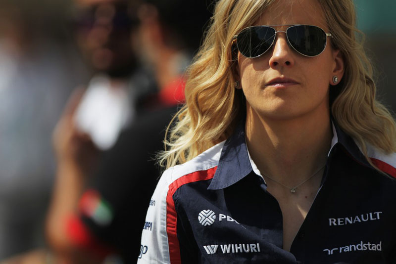 النساء يقدن سيارات السباق بشكل أفضل