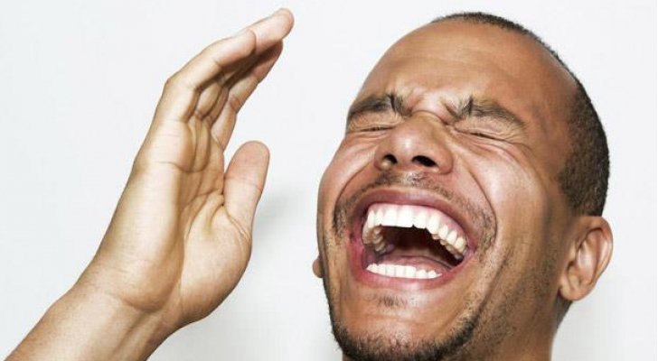 الضحك 30 دقيقة في اليوم يساعد