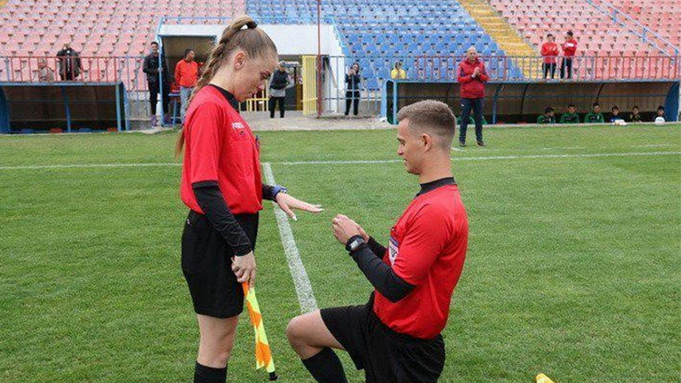 بالفيديو.. حكم يطلب يد زميلته للزواج