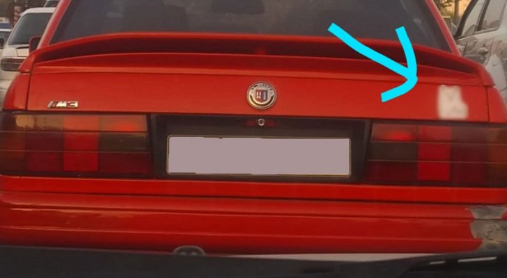 السير يضبط مركبة وضع عليها ملصقات