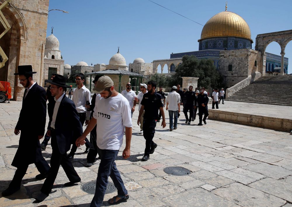 عشرات المستوطنين المتطرفين يقتحمون باحات الأقصى