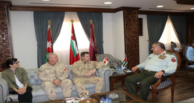 فريحات يستقبل وفدا عسكريا كنديا (صور)