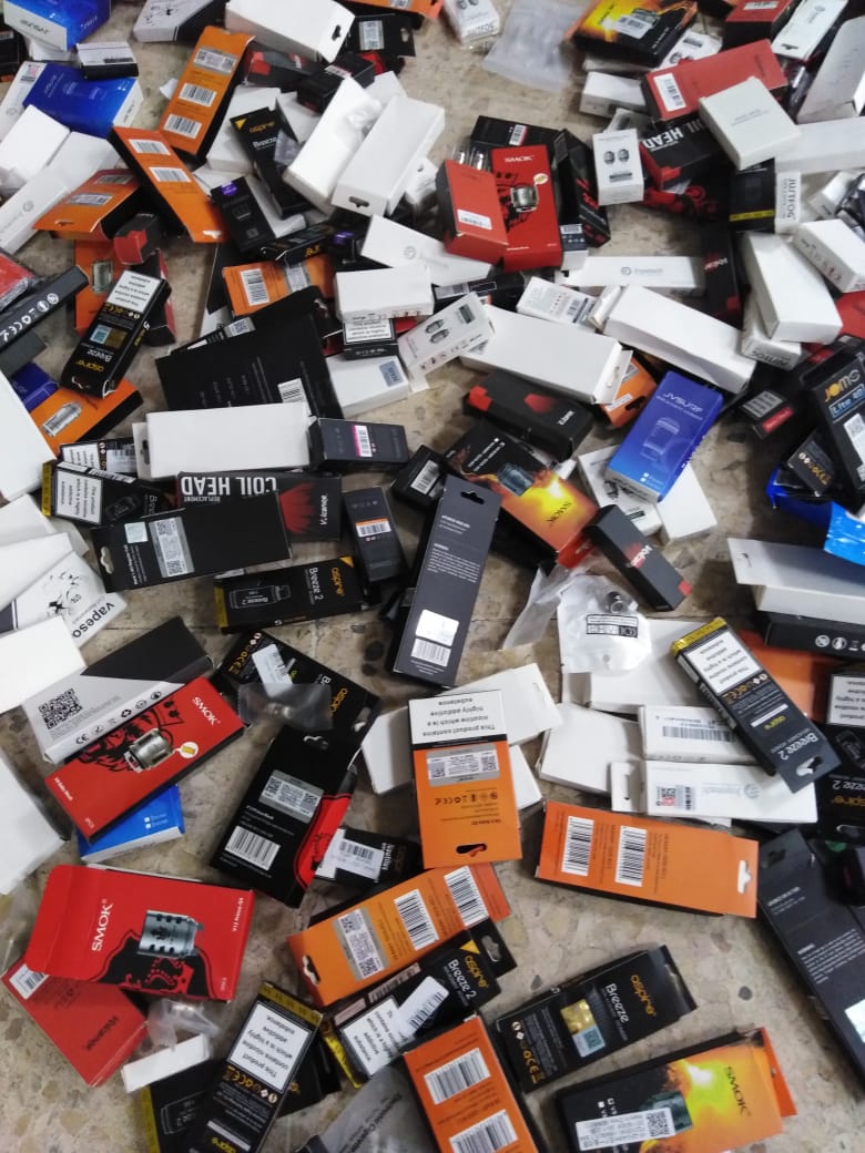 الجمارك تحبط تهريب 4295 سيجارة الكترونية