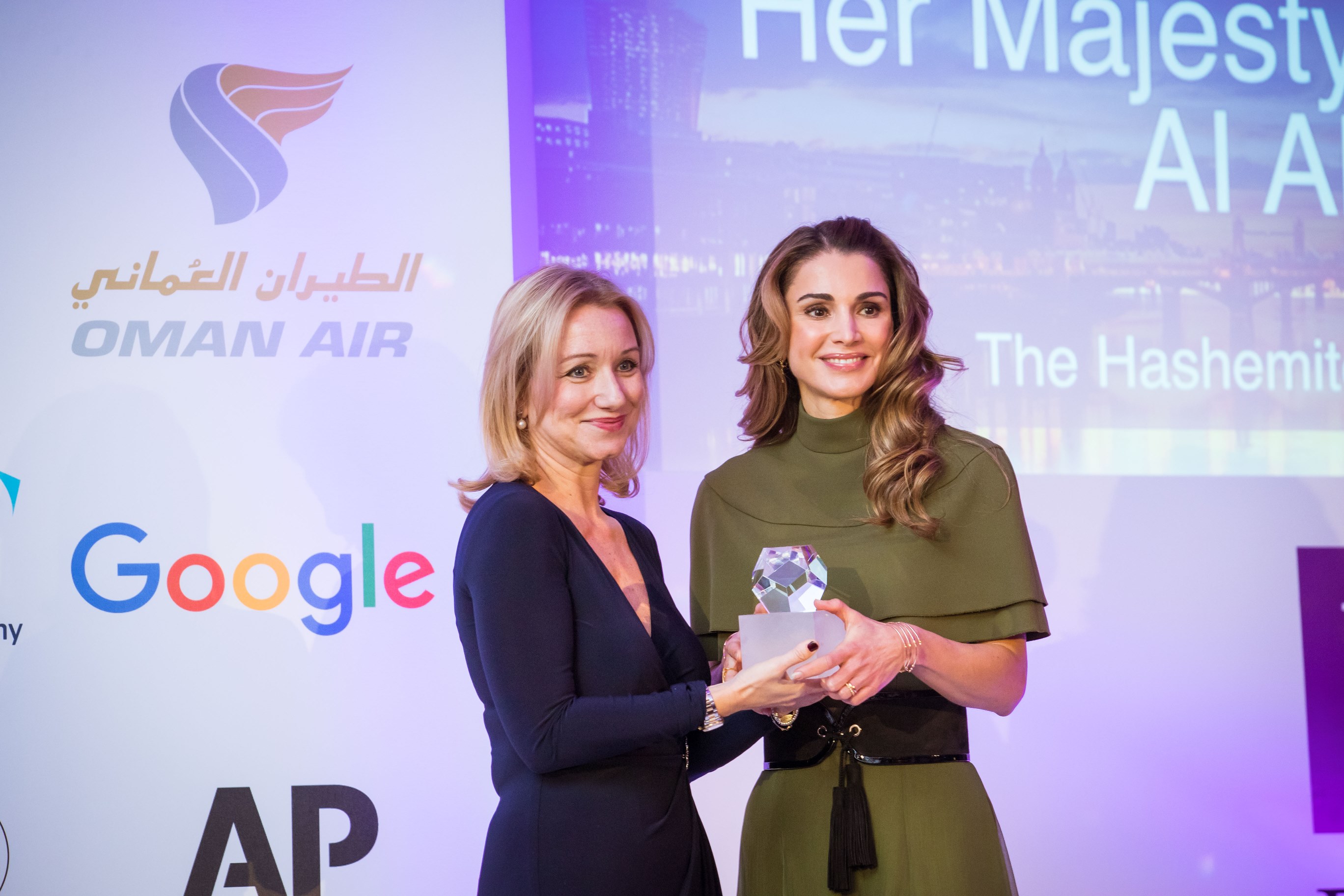 الملكة رانيا تتسلم جائزة الانسانية من