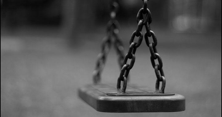 الزرقاء: الأم شاهدت طفلها مشنوقا بمرجوحته