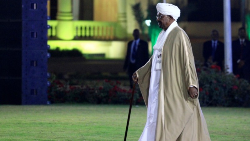 مطلوب دوليا وجاء للسلطة على دبابة