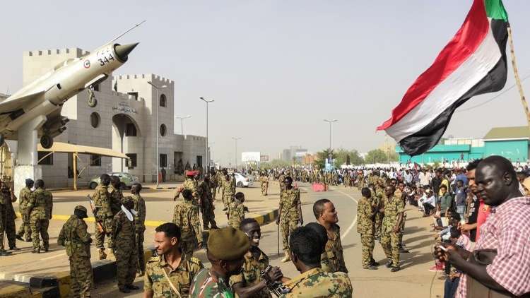 قوات من الجيش تحاصر منزل أشقاء