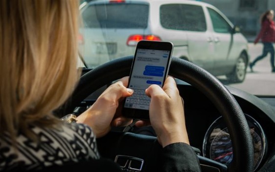 30 دينارا مخالفة من يحمل الخلوي