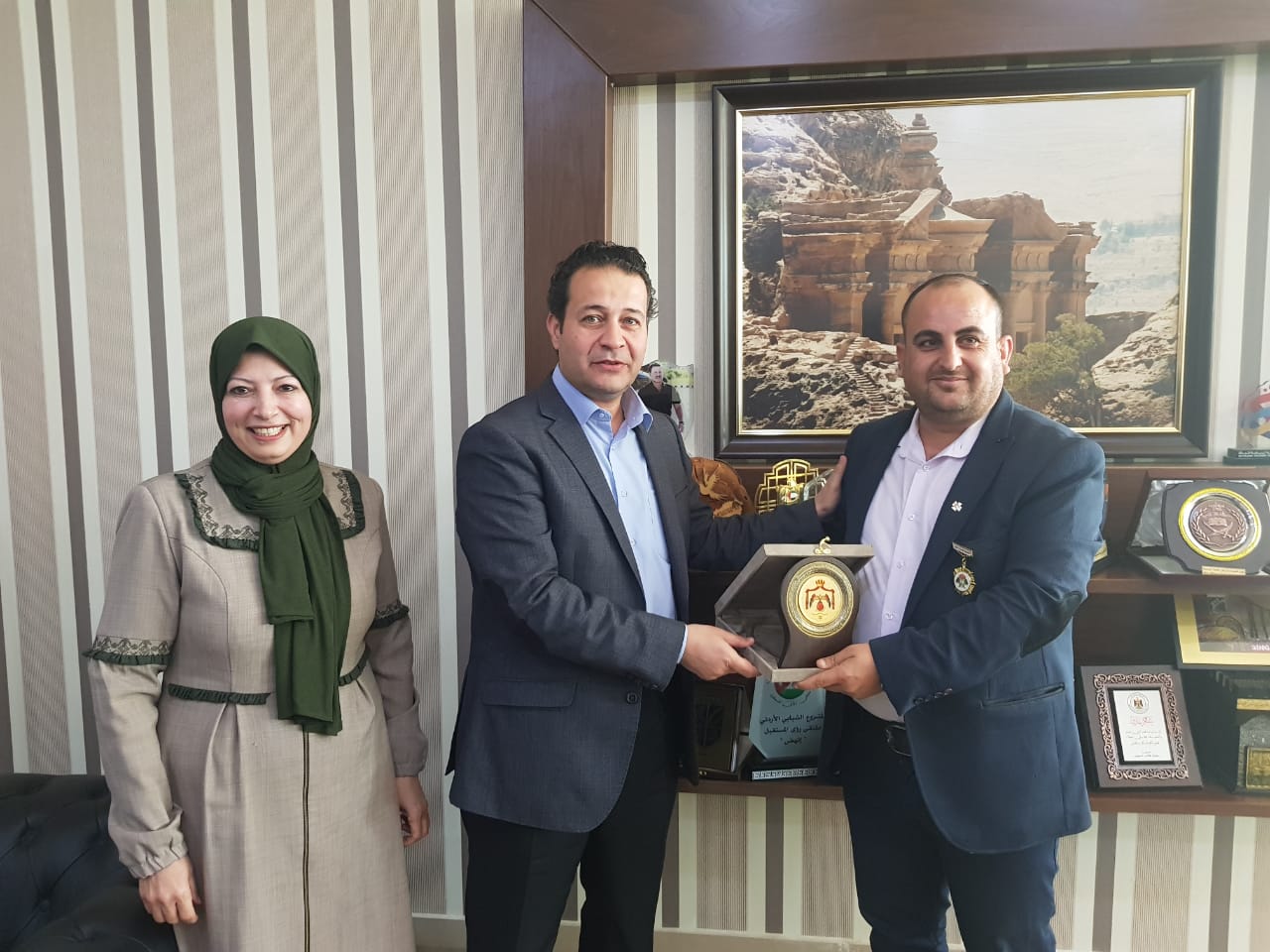 الوزير أبو رمان يكرم أحد موظفي