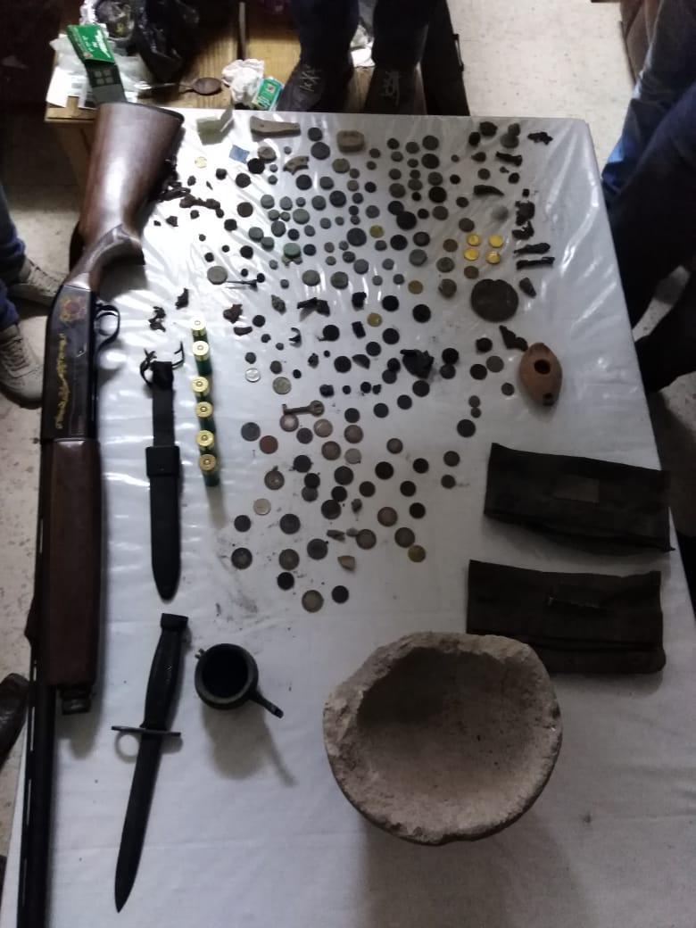 ضبط شخص بحوزته قطع اثرية وسلاح