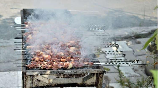 كيف يرتبط الشواء بالإصابة بالسرطان؟