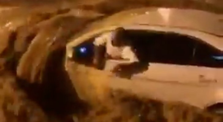 مشهد بطولي.. إنقاذ قائد مركبة جرفته